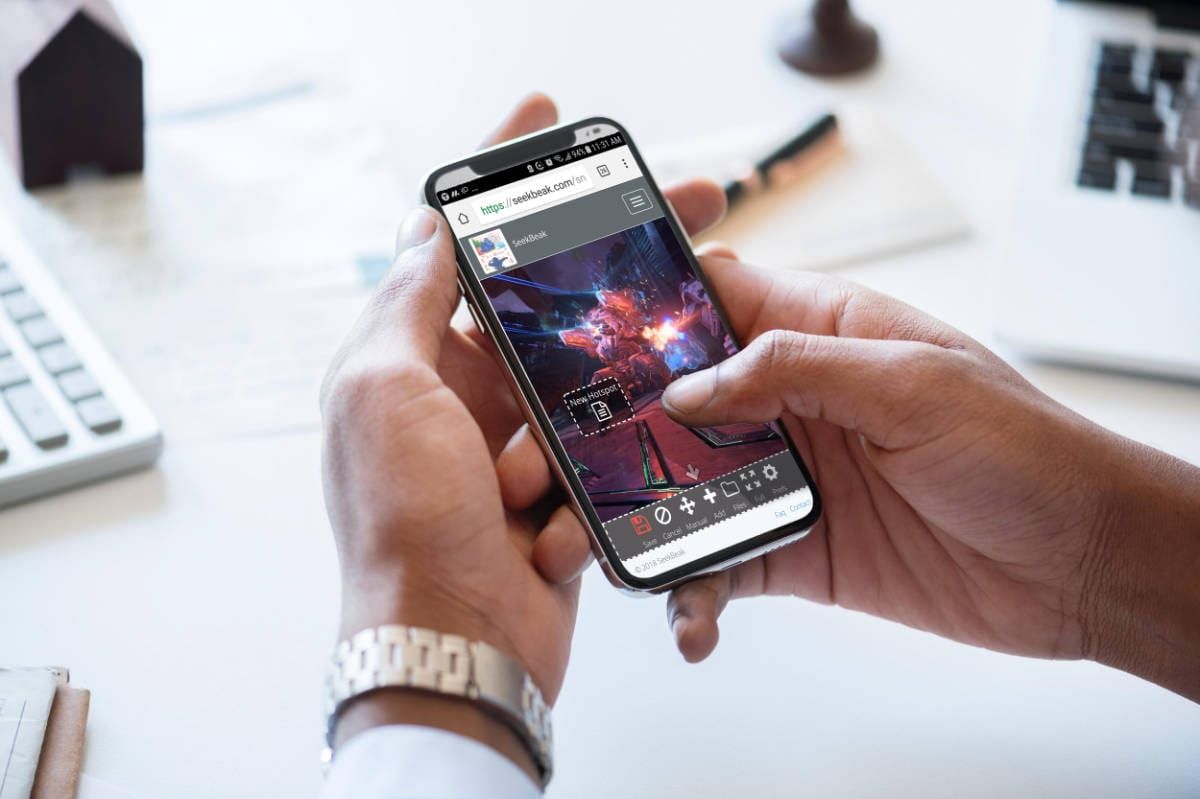 Man using SeekBeaks editor on his phone.
