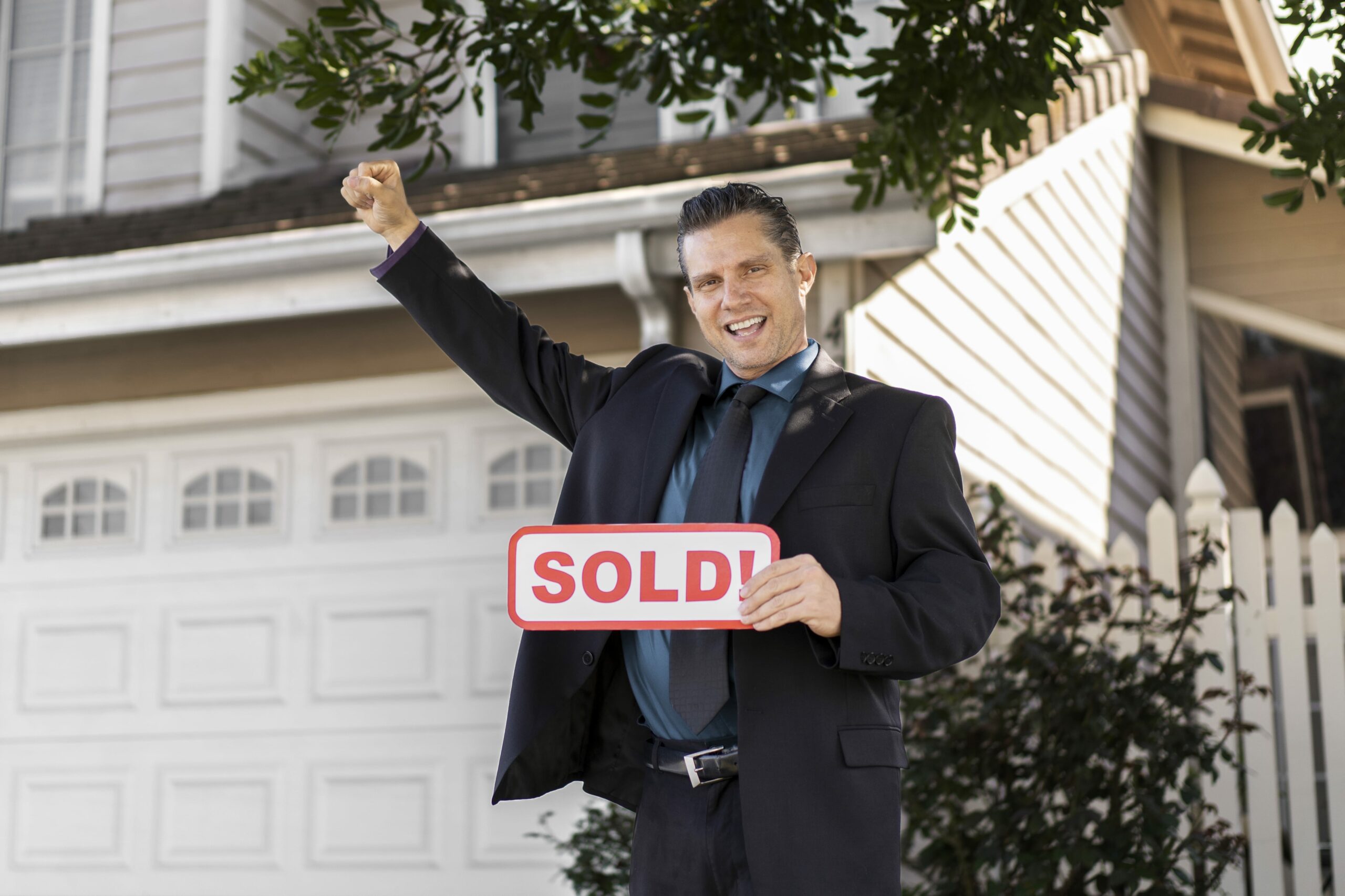 A man who's house was sold through using virtual tours in real estate